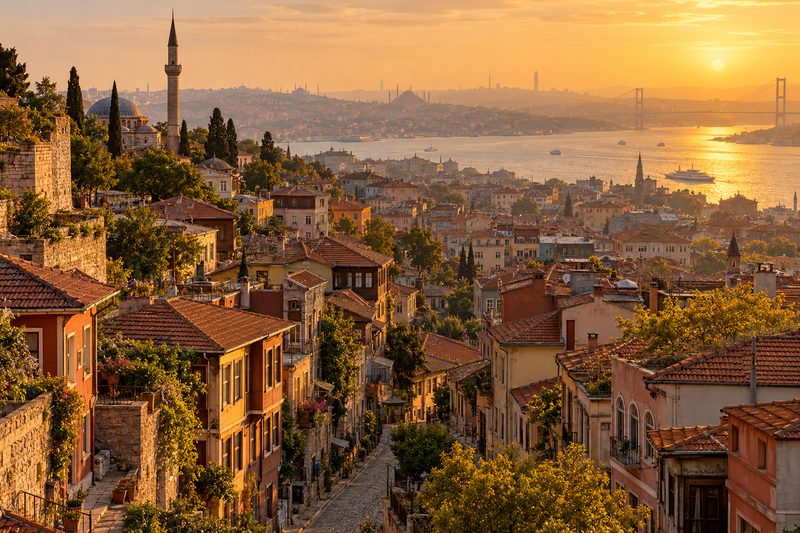İstanbul'un çatıları ve arka planda Boğaz, havadan